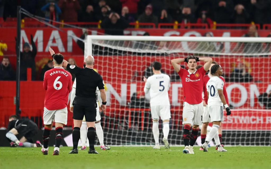 kartu merah man utd vs leeds
