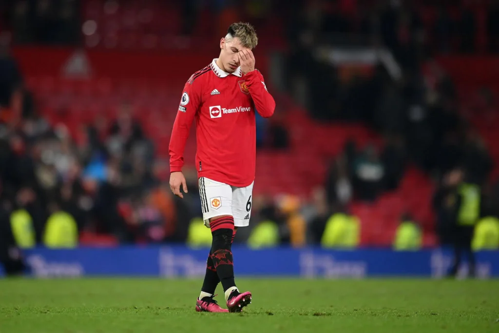 kartu merah Lisandro Martinez dalam analisis MU vs Leeds